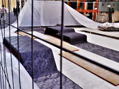 I nuovi sedili di via Sparano rappresentano elementi di design: basti osservare le panchine �damascate� del nuovo �salotto della moda�...